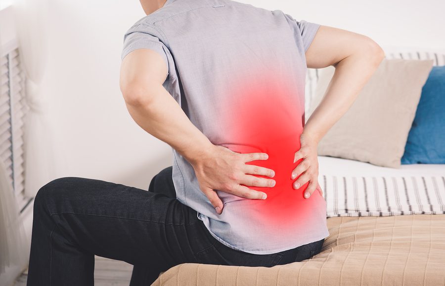 Persona con mal di schiena lombare
